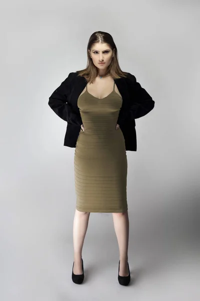 女模特假扮成性感的女商人 看上去像个有自信的老板或经理 她的服装是一种时髦的褐色或棕褐色连衣裙 配上西装或夹克 — 图库照片