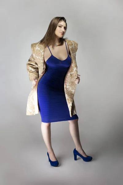 Modelo Moda Feminina Vestindo Uma Brocado Bege Casaco Algodão Vestido — Fotografia de Stock