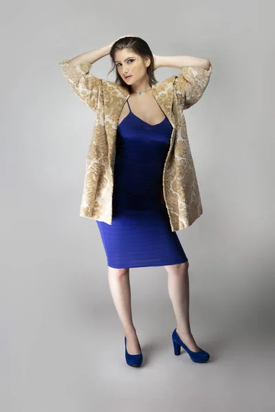 Γυναικείο Μοντέλο Μόδας Μπεζ Μπροκάρ Μαλλί Βαμβακερό Παλτό Και Μπλε — Φωτογραφία Αρχείου