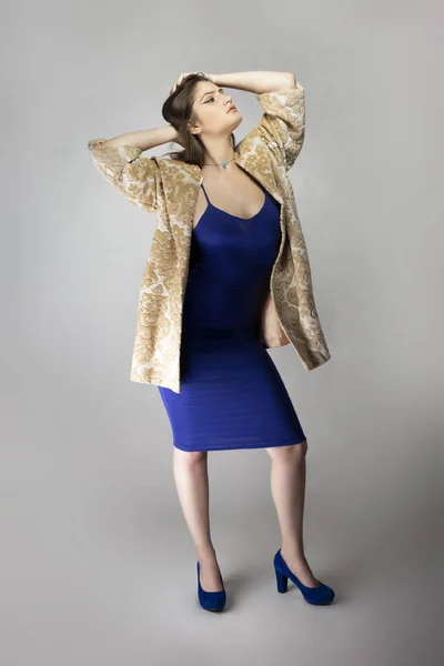 Žena Módní Model Nosí Béžový Brokátový Vlněný Nebo Bavlněný Kabát — Stock fotografie