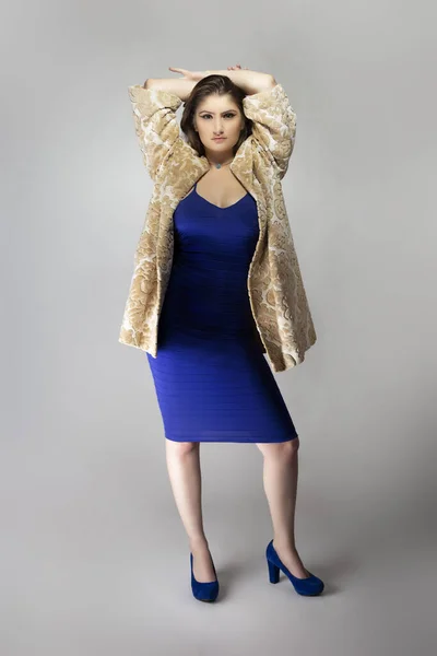 Das Weibliche Modell Trägt Einen Beigefarbenen Brokat Oder Baumwollmantel Und — Stockfoto
