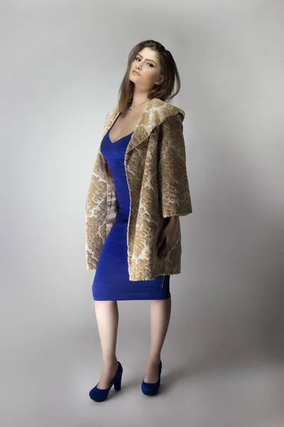 Model Mode Perempuan Mengenakan Wol Brokat Beige Atau Mantel Katun — Stok Foto
