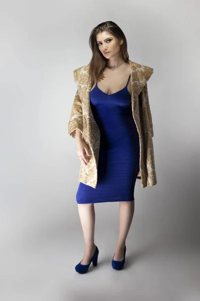 Női Divat Modell Visel Bézs Brokád Gyapjú Vagy Pamut Kabát — Stock Fotó