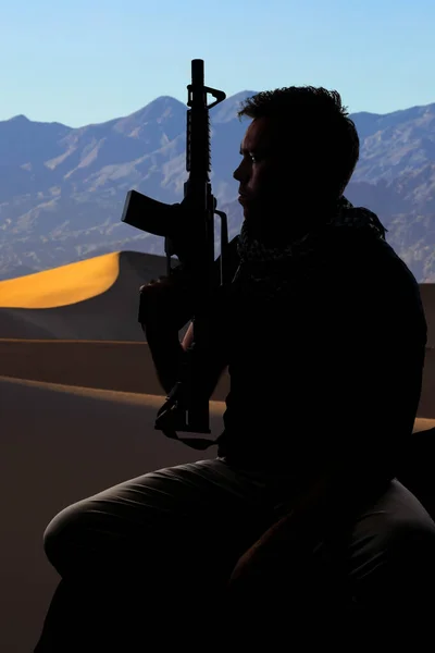 男兵士のシルエットが砂漠の日陰で休んでライフルを持っている 民間の軍事産業 民兵隊 特殊部隊を描写している 彼は疲れてホームシックに見える — ストック写真
