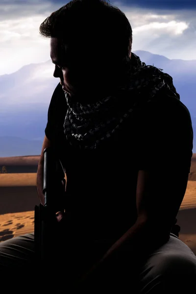 Silhueta Soldado Masculino Descansando Sombra Deserto Segurando Uma Espingarda Representa — Fotografia de Stock