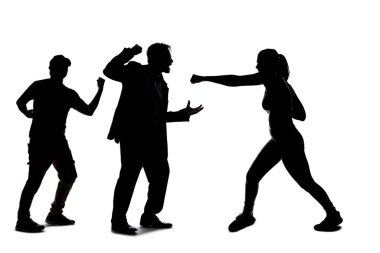 Yumruklayan bir grup insanın silueti. Kalabalık beyaz bir arkaplanda izole edilmiş durumda ve modeller tanınmaz halde ve isimsiz.. 