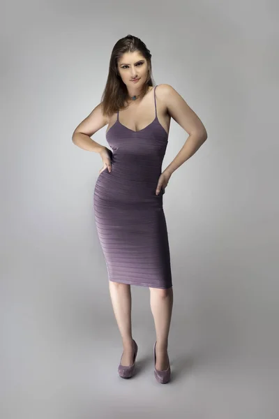 Modelo Moda Feminina Vestindo Elegante Slim Fit Roxo Vestido Verão — Fotografia de Stock