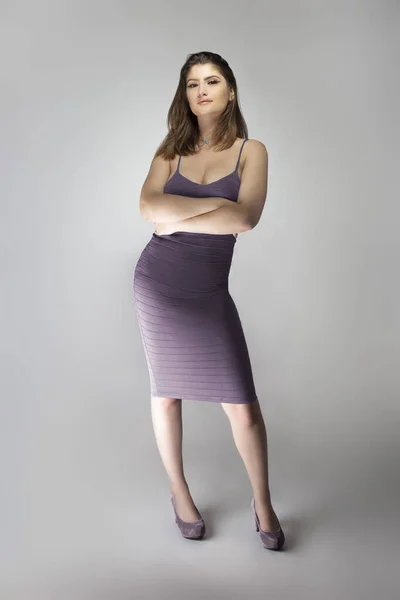 Жіноча Модель Моди Модному Тонкому Фіолетовому Або Фіолетовому Літньому Платті — стокове фото