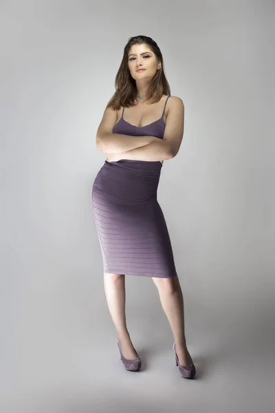 Modelo Moda Feminina Vestindo Elegante Slim Fit Roxo Vestido Verão — Fotografia de Stock