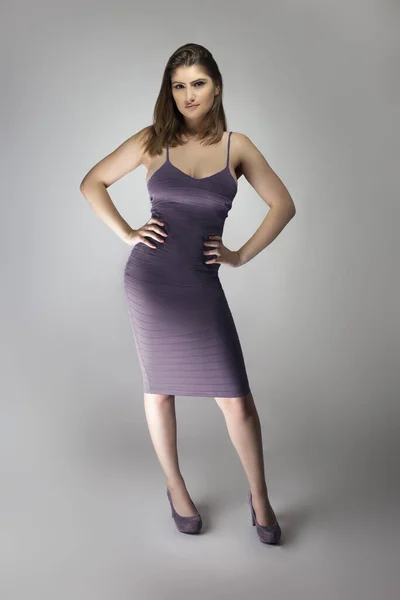 Modelo Moda Femenina Que Lleva Vestido Verano Color Púrpura Slim — Foto de Stock