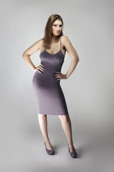 Modelo Moda Feminina Vestindo Elegante Slim Fit Roxo Vestido Verão — Fotografia de Stock