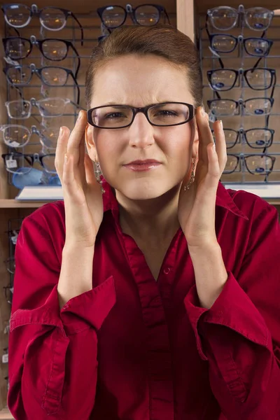 Žena Trpící Oční Vadou Volbou Brýlí Předpis Optometristky Zobrazuje Zdravotní — Stock fotografie