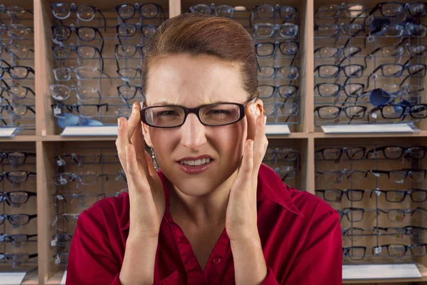 Mujer Que Sufre Fatiga Ocular Elección Gafas Graduadas Optometrista Representa —  Fotos de Stock