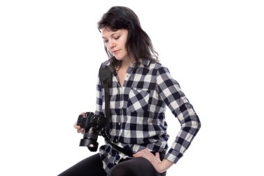 Elinde bir video kamera olan genç bir sanat öğrencisi profesyonel ya da amatör fotoğrafçı olmak için çalışıyor. Yaratıcı görünüyor ve foto muhabiri olmak için ilham alıyor.