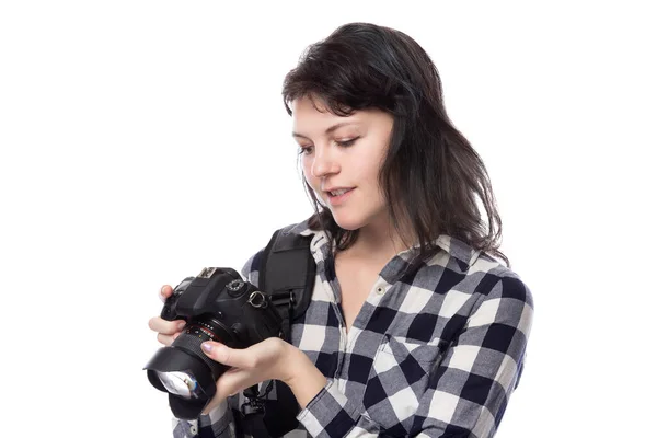 年轻的女艺术学生手持飞镖相机 学习成为一名专业或业余摄影师 她看上去很有创意 有灵感成为一名摄影记者 — 图库照片