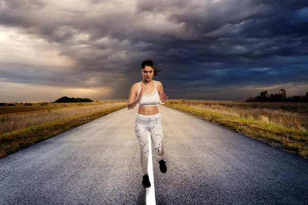 Spor Kıyafetleri Giyen Koşan Izole Bir Yolda Tek Başına Koşan — Stok fotoğraf