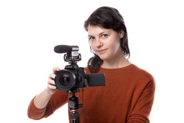 Üç ayaklı bir kamerayla film yapımcısı olmaya çalışan bir sanat öğrencisi. Yaratıcılığından emin görünüyor. Eğlence sektörü üretimi ve eğitimini teşvik eder