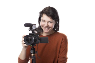 Üç ayaklı bir kamerayla film yapımcısı olmaya çalışan bir sanat öğrencisi. Yaratıcılığından emin görünüyor. Eğlence sektörü üretimi ve eğitimini teşvik eder