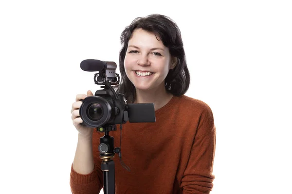 正在学习成为一名电影制作人的女艺术系学生 使用三脚架上的摄像机为一个项目做准备 她看上去对自己的创造力很有信心 描述娱乐业生产和教育 — 图库照片