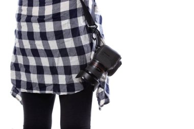 Serbest çalışan bir kadın fotoğrafçı ya da sanat öğrencisi tarafından taşınan markasız lenslere ve kameralara yakından bakın. Beyaz arkaplan bileşikler için kullanılabilir