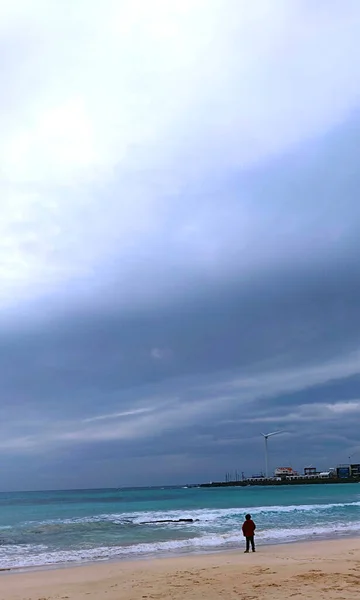 Landskap Ett Barn Som Tittar Havet Och Ljus Från Himlen — Stockfoto