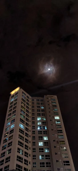 Lua Brilhando Brilhantemente Céu Com Edifício Residencial Vários Andares Noite — Fotografia de Stock