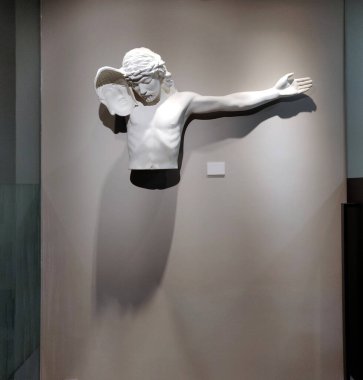 Buddha maskeli İsa 'nın büstü geliyor. Dini bir ironi ve tarih.