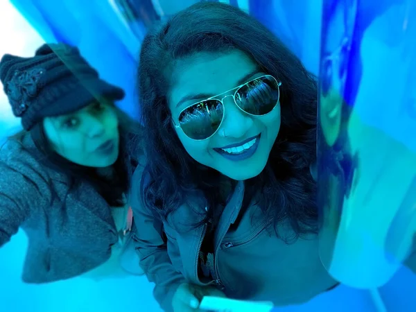 Dwie Młode Piękne Hinduski Niebieskim Świetle Klubu Uśmiechające Się Kamery — Zdjęcie stockowe