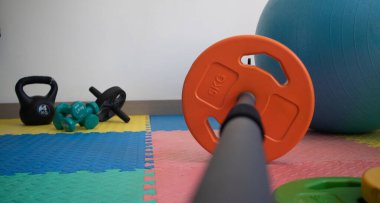 Arka planda farklı nesneler olan egzersiz çubuğu