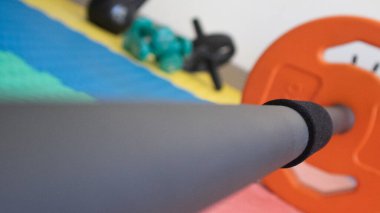 Arka planda farklı nesneler olan egzersiz çubuğu