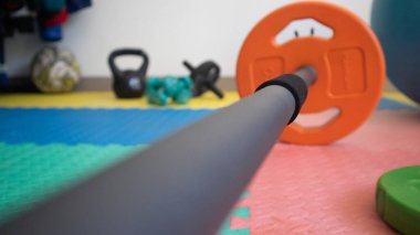Arka planda farklı nesneler olan egzersiz çubuğu