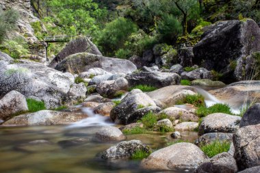 Geres Portekiz 'de kaynak suları ve kayalar