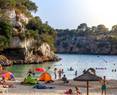 Akdeniz plajı, şemsiyeler, havlular, yazın