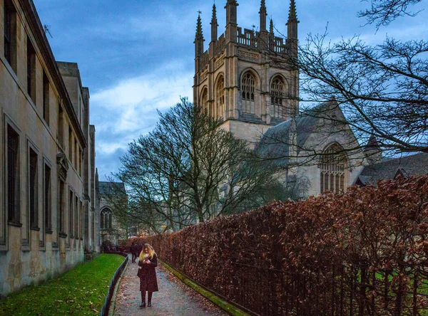 Oxford şehrinin yürüyüş yolu Çerçevede duran kadınlarla