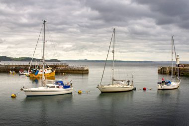 Güney İngiltere limanında üç küçük tekne