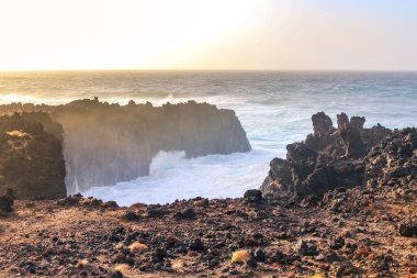 Güneş batarken Azores volkanik adası kıyıları