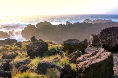 Güneş batarken Azores volkanik adası kıyıları