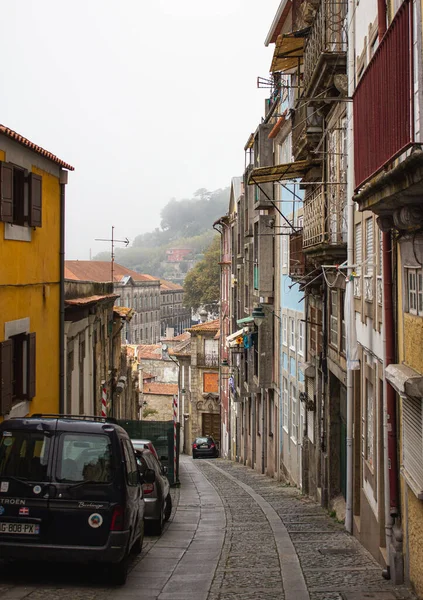 Historyczne Centrum Brukowanej Ulicy Porto Mglisty Poranek — Zdjęcie stockowe