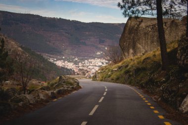 Dağların arasından rüzgarlı yollar
