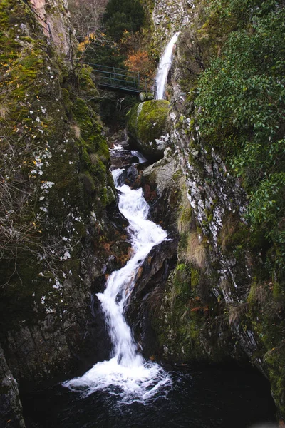 Cascada Natural Medio Las Montañas Otoño — Foto de Stock