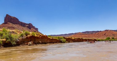 Colorado nehri üzerinde Arches Ulusal Parkı 'nda rafting.