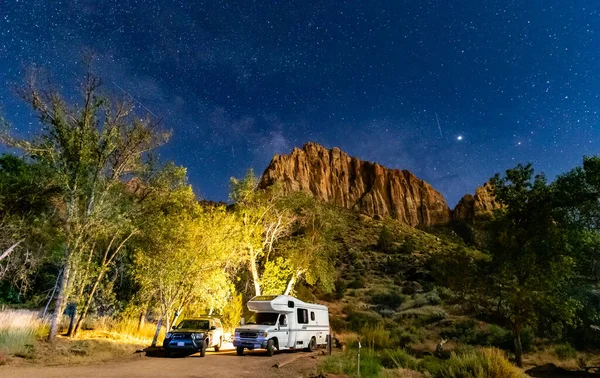 ABD 'nin Utah kentindeki Capitol Reef Ulusal Parkı' nda geceleyin yıldızların altında karavan kampı.