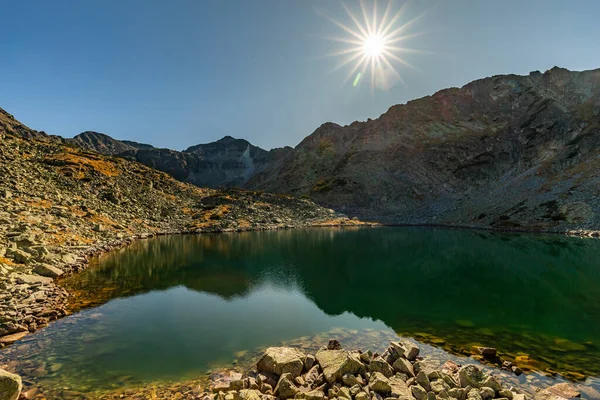 Bulgaristan 'ın Musala, Rila bölgesi yakınlarında parlak güneşli dağ gölü