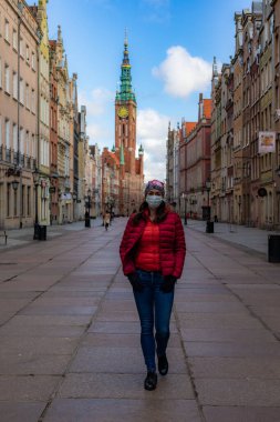 Corona virüsü salgını sırasında Gdansk, Polonya 'da maskeli kadın (COVID-19) Avrupa