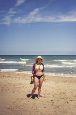 Sahilde poz veren kız.