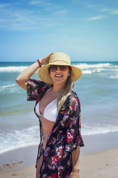 Ragazza Posa Sulla Spiaggia — Foto Stock