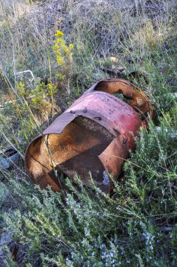 Çöpler tarlaya saçılmış.