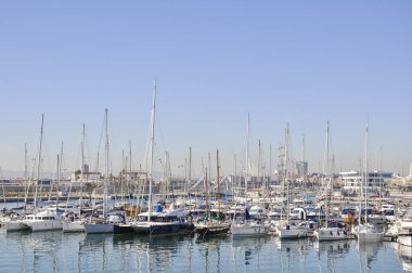 Rıhtımda tekne var.