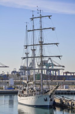 Rıhtımdaki yelkenli.