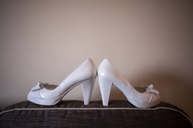Bir çift beyaz düğün ayakkabısı.